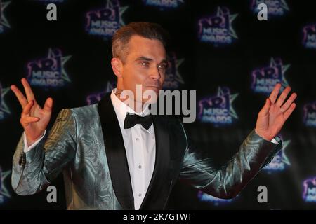 ©Francois Glories/MAXPPP - 13/11/2016 la cantante inglese Robbie Williams arriva sul tappeto rosso per i 18th NRJ Music Awards a Cannes Francia. Novembre 12 2016. Foto Stock