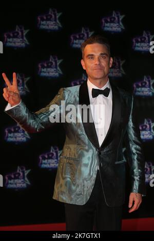 ©Francois Glories/MAXPPP - 13/11/2016 la cantante inglese Robbie Williams arriva sul tappeto rosso per i 18th NRJ Music Awards a Cannes Francia. Novembre 12 2016. Foto Stock