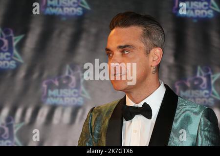 ©Francois Glories/MAXPPP - 13/11/2016 la cantante inglese Robbie Williams arriva sul tappeto rosso per i 18th NRJ Music Awards a Cannes Francia. Novembre 12 2016. Foto Stock