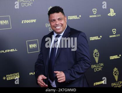 Parigi, Francia. 17th Ott 2022. L'ex calcio brasiliano Ronaldo si propone all'arrivo per partecipare alla cerimonia di premiazione del Ballon d'Or France Football 2022 al Theatre du Chatelet di Parigi, Francia, 17 ottobre 2022. Credit: Gao Jing/Xinhua/Alamy Live News Foto Stock