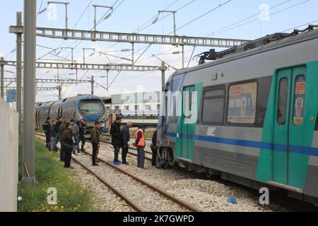 ©Yassine Mahjoub/MAXPPP - 21/03/2022 Una collisione tra due treni ha lasciato 95 feriti che sono stati trasportati negli ospedali, Ó ha detto portavoce della Difesa civile Moez Treaa, aggiungendo che uno dei treni stava trasportando passeggeri mentre il secondo era vuoto. Secondo il portavoce, la maggior parte dei feriti ha sofferto di ossa rotte o lividi o sono stati in uno stato di shock, ma non sono stati segnalati casi gravi. Circa quindici ambulanze e altri veicoli di emergenza sono stati mobilitati sulla scena dell'incidente. (Foto di Yassine Mahjoub /MAXPPP) Foto Stock