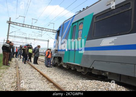 ©Yassine Mahjoub/MAXPPP - 21/03/2022 Una collisione tra due treni ha lasciato 95 feriti che sono stati trasportati negli ospedali, Ó ha detto portavoce della Difesa civile Moez Treaa, aggiungendo che uno dei treni stava trasportando passeggeri mentre il secondo era vuoto. Secondo il portavoce, la maggior parte dei feriti ha sofferto di ossa rotte o lividi o sono stati in uno stato di shock, ma non sono stati segnalati casi gravi. Circa quindici ambulanze e altri veicoli di emergenza sono stati mobilitati sulla scena dell'incidente. (Foto di Yassine Mahjoub /MAXPPP) Foto Stock