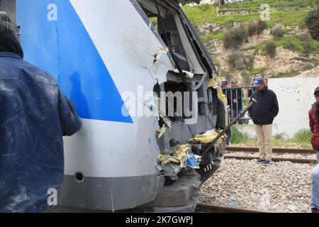 ©Yassine Mahjoub/MAXPPP - 21/03/2022 Una collisione tra due treni ha lasciato 95 feriti che sono stati trasportati negli ospedali, Ó ha detto portavoce della Difesa civile Moez Treaa, aggiungendo che uno dei treni stava trasportando passeggeri mentre il secondo era vuoto. Secondo il portavoce, la maggior parte dei feriti ha sofferto di ossa rotte o lividi o sono stati in uno stato di shock, ma non sono stati segnalati casi gravi. Circa quindici ambulanze e altri veicoli di emergenza sono stati mobilitati sulla scena dell'incidente. (Foto di Yassine Mahjoub /MAXPPP) Foto Stock