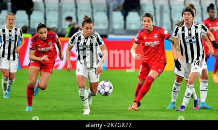 ©PHOTOPQR/LE PROGRES/Richard MOUILLAUD - Lyon 23/03/2022 - le 23/03/2022 Juventus OL Feminin UEFA -Quart de finalealler uefa foot feminin JUVENTUS TORINO OL Duel Delphine Cascarino Valentina Cernoia ; Dzsenifer Marozsan UEFA Champions League Donna partita di calcio - Juventus Donne vs Olympique Lyonnais Foto Stock