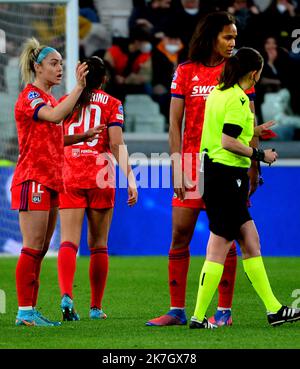 ©PHOTOPQR/LE PROGRES/Richard MOUILLAUD - Lyon 23/03/2022 - le 23/03/2022 Juventus OL Feminin UEFA -Quart de finalealler uefa foot feminin JUVENTUS TORINO OL Carton rouge expusion de Ellie Carpenter UEFA Champions League Women Football Match - Juventus Women vs Olympique Lyonnais Foto Stock