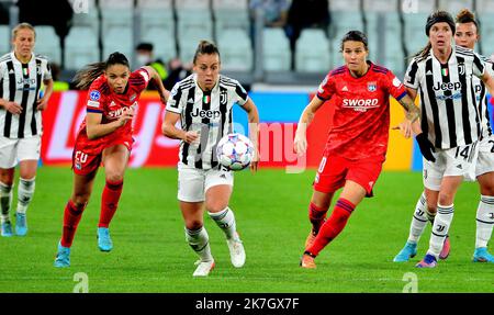 ©PHOTOPQR/LE PROGRES/Richard MOUILLAUD - Lyon 23/03/2022 - le 23/03/2022 Juventus OL Feminin UEFA -Quart de finalealler uefa foot feminin JUVENTUS TORINO OL Duel Delphine Cascarino Valentina Cernoia ; Dzsenifer Marozsan UEFA Champions League Donna partita di calcio - Juventus Donne vs Olympique Lyonnais Foto Stock