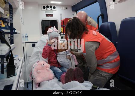 ©PHOTOPQR/LE PARISIEN/Philippe de Poulpiquet ; Orly ; 21/03/2022 ; Parigi, le 21 Mars 2022. le convoi de la vie. Arrivée d'enfants ukrainiens rapatriés en France. Véronika, 6 ans Guerre en Ukraine : une vingtaine d’enfants évacués pour poursuivre leur combat contre le cancer en France Après un dangereux périple de plusieurs jours, vingt enfants malades ukrainiens sont arrivés ce lundi soir sur notre sol. ILS seront pris en charge, avec leurs proches, dans des Hôpitaux en France où va se poursuivre leur lutte contre la maladie. Orly, Francia, marzo 21st 2022. Bambini che soffrono di cancro da Foto Stock