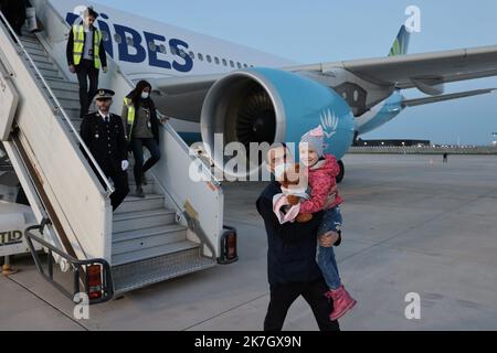 ©PHOTOPQR/LE PARISIEN/Philippe de Poulpiquet ; Orly ; 21/03/2022 ; Parigi, le 21 Mars 2022. le convoi de la vie. Arrivée d'enfants ukrainiens rapatriés en France. Guerre en Ukraine : une vingtaine d’enfants évacués pour poursuivre leur combat contre le cancer en France Après un dangereux périple de plusieurs jours, vingt enfants malades ukrainiens sont arrivés ce lundi soir sur notre sol. ILS seront pris en charge, avec leurs proches, dans des Hôpitaux en France où va se poursuivre leur lutte contre la maladie. Orly, Francia, marzo 21st 2022. I bambini affetti da cancro provenienti dall’Ucraina arrivano Foto Stock