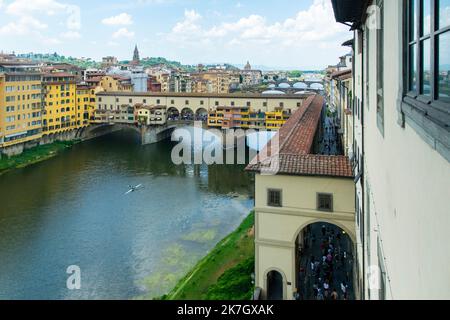 Ponte Vecchio visto dalla Galleria degli Uffizzi, Firenze Foto Stock
