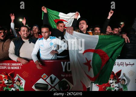 ©Billel Bensalem / APP/MAXPPP - Réaction des supporter Algérien lors de match de foot entre l'Algérie et le Cameroun qualification pour la Coupe du Monde de la FIFA Qatar 2022, a Alger en Algérie le 25 Mars 2022. Calcio. I tifosi algerini festeggiano durante la partita di qualificazione WC tra Algeria e Camerun Foto Stock