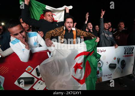 ©Billel Bensalem / APP/MAXPPP - Réaction des supporter Algérien lors de match de foot entre l'Algérie et le Cameroun qualification pour la Coupe du Monde de la FIFA Qatar 2022, a Alger en Algérie le 25 Mars 2022. Calcio. I tifosi algerini festeggiano durante la partita di qualificazione WC tra Algeria e Camerun Foto Stock