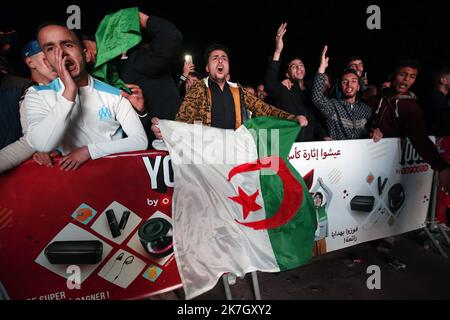 ©Billel Bensalem / APP/MAXPPP - Réaction des supporter Algérien lors de match de foot entre l'Algérie et le Cameroun qualification pour la Coupe du Monde de la FIFA Qatar 2022, a Alger en Algérie le 25 Mars 2022. Calcio. I tifosi algerini festeggiano durante la partita di qualificazione WC tra Algeria e Camerun Foto Stock