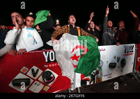 ©Billel Bensalem / APP/MAXPPP - Réaction des supporter Algérien lors de match de foot entre l'Algérie et le Cameroun qualification pour la Coupe du Monde de la FIFA Qatar 2022, a Alger en Algérie le 25 Mars 2022. Calcio. I tifosi algerini festeggiano durante la partita di qualificazione WC tra Algeria e Camerun Foto Stock