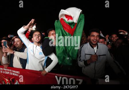 ©Billel Bensalem / APP/MAXPPP - Réaction des supporter Algérien lors de match de foot entre l'Algérie et le Cameroun qualification pour la Coupe du Monde de la FIFA Qatar 2022, a Alger en Algérie le 25 Mars 2022. Calcio. I tifosi algerini festeggiano durante la partita di qualificazione WC tra Algeria e Camerun Foto Stock