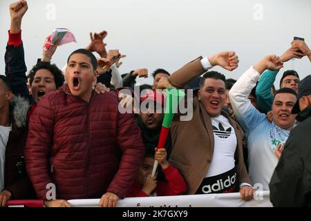 ©Billel Bensalem / APP/MAXPPP - Réaction des supporter Algérien lors de match de foot entre l'Algérie et le Cameroun qualification pour la Coupe du Monde de la FIFA Qatar 2022, a Alger en Algérie le 25 Mars 2022. Calcio. I tifosi algerini festeggiano durante la partita di qualificazione WC tra Algeria e Camerun Foto Stock