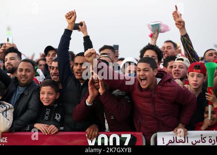 ©Billel Bensalem / APP/MAXPPP - Réaction des supporter Algérien lors de match de foot entre l'Algérie et le Cameroun qualification pour la Coupe du Monde de la FIFA Qatar 2022, a Alger en Algérie le 25 Mars 2022. Calcio. I tifosi algerini festeggiano durante la partita di qualificazione WC tra Algeria e Camerun Foto Stock