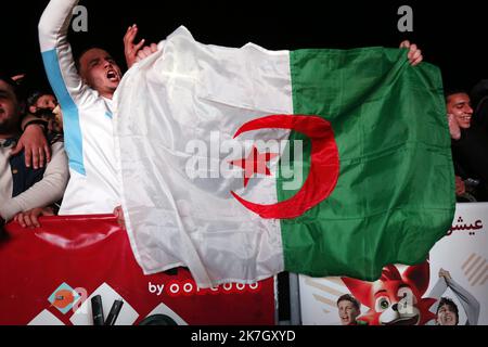 ©Billel Bensalem / APP/MAXPPP - Réaction des supporter Algérien lors de match de foot entre l'Algérie et le Cameroun qualification pour la Coupe du Monde de la FIFA Qatar 2022, a Alger en Algérie le 25 Mars 2022. Calcio. I tifosi algerini festeggiano durante la partita di qualificazione WC tra Algeria e Camerun Foto Stock