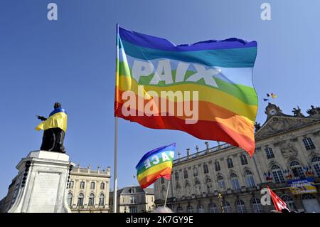 ©PHOTOPQR/L'EST REPUBLICAIN/ALEXANDRE MARCHI ; NANCY ; 26/03/2022 ; SOCIETE - MANIFESTAZIONE CONTRE LA GUERRE EN UKRAINE ET POUR LA PAIX EN EUROPE. Nancy 26 marzo 2022. Une personne tient un drapeau 'Paix', Lors du rassemblement de près de deux cents personnes sur la Place Stanislas pour une manifestation contre la guerre en Ukraine et pour la paix en Europe suite à l'invasione des Troupes russes en Ukraine le 24 février dernier. FOTO Alexandre MARCHI. - nancy, Francia, marzo 26th 2022. Protesta contro la guerra in Ucraina Foto Stock