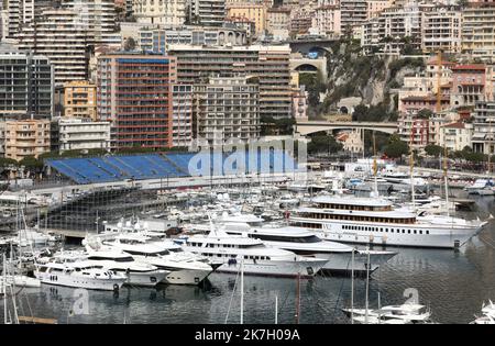 ©PHOTOPQR/NICE MATIN/Jean Francis Ottonello ; Monaco ; 29/03/2022 ; Vue du port Hercule sur les yachts et les tribunes F1 en cours de montage Monaco, marzo 29th 2022. Monte Carlo si prepara alla gara di Formula 1 del Gran Premio a Monte-Carlo Foto Stock