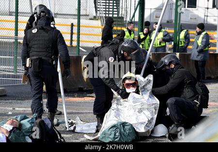 ©PHOTOPQR/OUEST FRANCE/Stéphane Geufroi ; Flamanville ; 31/03/2022 ; depuis 5h30, une dizaine de militants de Greenpeace, dont certains enchaînés, bloquent l'accès des véhicules aux deux principales entrées du chantier de l'EPR à Flamanville dans la manica. Les Forces de l'ordre interviennent pour déloger les activistes. - Dalle 5:30 del mattino, una dozzina di attivisti di Greenpeace, tra cui alcuni in catene, hanno bloccato l'accesso dei veicoli ai due principali ingressi del sito EPR di Flamanville, nella Manica. Foto Stock