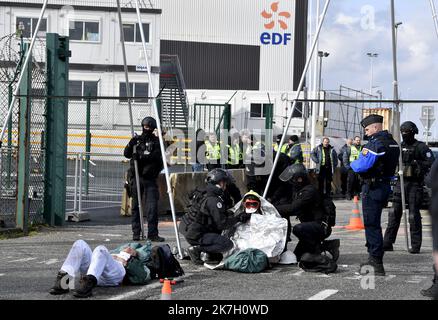 ©PHOTOPQR/OUEST FRANCE/Stéphane Geufroi ; Flamanville ; 31/03/2022 ; depuis 5h30, une dizaine de militants de Greenpeace, dont certains enchaînés, bloquent l'accès des véhicules aux deux principales entrées du chantier de l'EPR à Flamanville dans la manica. Les Forces de l'ordre interviennent pour déloger les activistes. - Dalle 5:30 del mattino, una dozzina di attivisti di Greenpeace, tra cui alcuni in catene, hanno bloccato l'accesso dei veicoli ai due principali ingressi del sito EPR di Flamanville, nella Manica. Foto Stock