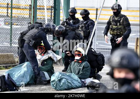 ©PHOTOPQR/OUEST FRANCE/Stéphane Geufroi ; Flamanville ; 31/03/2022 ; depuis 5h30, une dizaine de militants de Greenpeace, dont certains enchaînés, bloquent l'accès des véhicules aux deux principales entrées du chantier de l'EPR à Flamanville dans la manica. Les Forces de l'ordre interviennent pour déloger les activistes. - Dalle 5:30 del mattino, una dozzina di attivisti di Greenpeace, tra cui alcuni in catene, hanno bloccato l'accesso dei veicoli ai due principali ingressi del sito EPR di Flamanville, nella Manica. Foto Stock