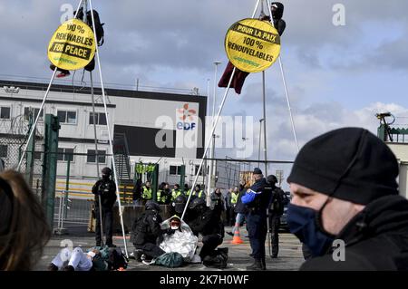 ©PHOTOPQR/OUEST FRANCE/Stéphane Geufroi ; Flamanville ; 31/03/2022 ; depuis 5h30, une dizaine de militants de Greenpeace, dont certains enchaînés, bloquent l'accès des véhicules aux deux principales entrées du chantier de l'EPR à Flamanville dans la manica. Les Forces de l'ordre interviennent pour déloger les activistes. - Dalle 5:30 del mattino, una dozzina di attivisti di Greenpeace, tra cui alcuni in catene, hanno bloccato l'accesso dei veicoli ai due principali ingressi del sito EPR di Flamanville, nella Manica. Foto Stock