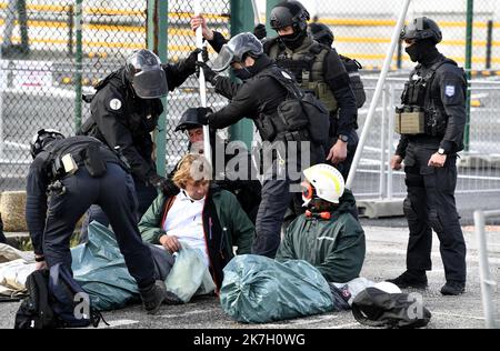 ©PHOTOPQR/OUEST FRANCE/Stéphane Geufroi ; Flamanville ; 31/03/2022 ; depuis 5h30, une dizaine de militants de Greenpeace, dont certains enchaînés, bloquent l'accès des véhicules aux deux principales entrées du chantier de l'EPR à Flamanville dans la manica. Les Forces de l'ordre interviennent pour déloger les activistes. - Dalle 5:30 del mattino, una dozzina di attivisti di Greenpeace, tra cui alcuni in catene, hanno bloccato l'accesso dei veicoli ai due principali ingressi del sito EPR di Flamanville, nella Manica. Foto Stock