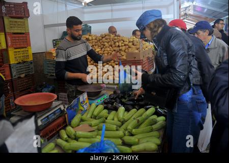 ©Yassine Mahjoub/MAXPPP - 31/03/2022 TUNISI, TUNISIA - 31 MARZO : la gente si affolla al bazar pubblico istituito in via Habib Bourguiba prima del santo digiuno dei musulmani Ramadan, come il paese nordafricano ha sprecato in crisi politiche ed economiche a Tunisi, Tunisia, il 31 marzo 2022. (Foto di Yassin Mahjoub / MAXPPP) Foto Stock