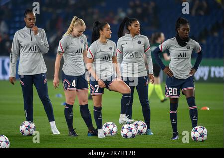 ©Julien Mattia / le Pictorium/MAXPPP - Parigi 30/03/2022 Julien Mattia / le Pictorium - 30/03/2022 - Francia / Ile-de-France / Parigi - Marie-Antoinette Katoto, Paulina Dudek, Sakina Karchaoui, Ashley Lawrence et Aminata Diallo lors de la rencontre de Football Feminin entre le PSG et le FC Bayern au Parc des Princes, a Parigi, le 30 Mars 2022. / 30/03/2022 - Francia / Ile-de-France (regione) / Parigi - Marie-Antoinette Katoto, Paulina Dudek, Sakina Karchaoui, Ashley Lawrence e Aminata Diallo durante la partita di calcio femminile tra PSG e FC Bayern al Parc des Princes di Parigi il 30 marzo 2022 Foto Stock