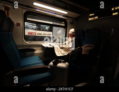 ©Francois Glories/MAXPPP - 01/04/2022 il Parlamento svizzero ha dichiarato mercoledì 30 marzo 2022 la soppressione di alcune restrizioni relative a Covid-19. La fine dell'obbligo di indossare le maschere nei trasporti pubblici in Svizzera dal 1 aprile 2022. Foto Stock