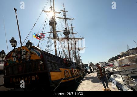 ©PHOTOPQR/NICE MATIN/Cyril Dodergny ; Cap d'Ail ; 01/04/2022 ; Cap d'Ail le 01/04/2022 - Port de Cap d'Ail - Illustrazione Frégate russe ' le Shandart ' , la réplique de la frégate du 18éme siècle - Premier navire de la flotte de la Baltique et de le Pierre Grand Yacht. - Cap d'Ail, Francen, aprile 1st 2022 la fregata Shtandart (Russo: ?????????) Fu la prima nave della flotta russa del Baltico. La sua chiglia è stata deposta il 24 aprile 1703 presso il cantiere navale -Olonetsky vicino -Olonets con decreto dello zar Pietro i e ordini emessi dal comandante Aleksandr-Menshikov. Foto Stock