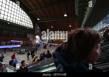 ©Francois Glories/MAXPPP - 01/04/2022 il Parlamento svizzero ha dichiarato mercoledì 30 marzo 2022 la soppressione di alcune restrizioni relative a Covid-19. La fine dell'obbligo di indossare le maschere nei trasporti pubblici in Svizzera dal 1 aprile 2022. Qui alla stazione ferroviaria di Basilea. Svizzera. Aprile 01 2022. Foto Stock