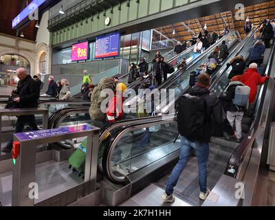 ©Francois Glories/MAXPPP - 01/04/2022 il Parlamento svizzero ha dichiarato mercoledì 30 marzo 2022 la soppressione di alcune restrizioni relative a Covid-19. La fine dell'obbligo di indossare le maschere nei trasporti pubblici in Svizzera dal 1 aprile 2022. Qui alla stazione ferroviaria di Basilea. Svizzera. Aprile 01 2022. Foto Stock