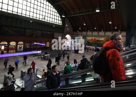 ©Francois Glories/MAXPPP - 01/04/2022 il Parlamento svizzero ha dichiarato mercoledì 30 marzo 2022 la soppressione di alcune restrizioni relative a Covid-19. La fine dell'obbligo di indossare le maschere nei trasporti pubblici in Svizzera dal 1 aprile 2022. Qui alla stazione ferroviaria di Basilea. Svizzera. Aprile 01 2022. Foto Stock