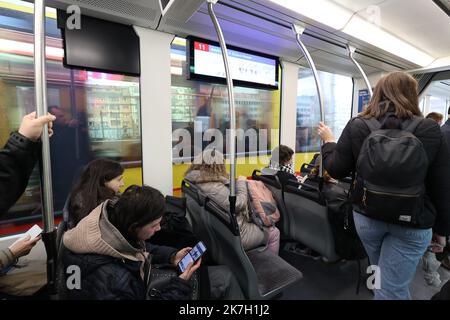 ©Francois Glories/MAXPPP - 01/04/2022 il Parlamento svizzero ha dichiarato mercoledì 30 marzo 2022 la soppressione di alcune restrizioni relative a Covid-19. La fine dell'obbligo di indossare le maschere nei trasporti pubblici in Svizzera dal 1 aprile 2022. Qui alla stazione ferroviaria di Basilea. Svizzera. Aprile 01 2022. Foto Stock