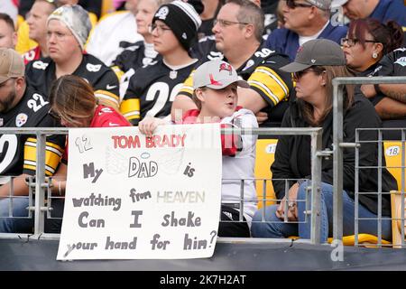 Pittsburgh, Pennsylvania, Stati Uniti. 16th Ott 2022. 16 ottobre 2022: Un fan durante i Pittsburgh Steelers contro Tampa Bay Buccaneers a Pittsburgh, Pennsylvania, all'Acrisure Stadium. (Credit Image: © AMG/AMG via ZUMA Press Wire) Foto Stock