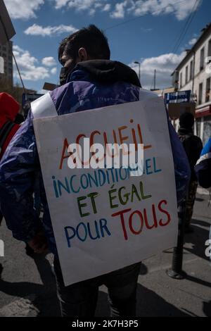 ©Michael Bunel / le Pictorium/MAXPPP - pantin 03/04/2022 Michael Bunel / le Pictorium - 03/04/2022 - Ile-de-France / France / pantin - manifestation de soutien aux exiles. Un exile porte une pancarte avec ecrit : accueil inconditionel et egal pour tous. Le collectif Pantin Solidaire a appele plusieurs autres collectifs, organisations, ONG a manifester aujourd'hui dans les rues de pantin, pour un accueil inconditionnel et egal de toutes les personnes exilees. Alors que le gouvernement Francais apporte son soutien aux exiles ukrainiens arriva in Francia, plusieurs voies s'elevent pour denoncer l Foto Stock