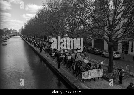 ©Michael Bunel / le Pictorium/MAXPPP - pantin 03/04/2022 Michael Bunel / le Pictorium - 03/04/2022 - Ile-de-France / France / pantin - manifestation de soutien aux exilees. La manifestaion longe les quais du Canal de Pantin. Le collectif Pantin Solidaire a appele plusieurs autres collectifs, organisations, ONG a manifester aujourd'hui dans les rues de pantin, pour un accueil inconditionnel et egal de toutes les personnes exilees. Alors que le gouvernement Francais apporte son soutien aux exiles ukrainiens arrives en France, plusieurs voies s'elevent pour denoncer la difference de traitement vi Foto Stock