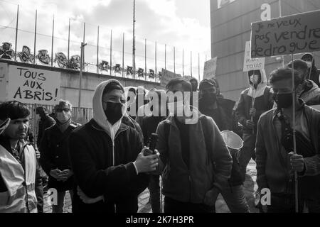 ©Michael Bunel / le Pictorium/MAXPPP - pantin 03/04/2022 Michael Bunel / le Pictorium - 03/04/2022 - Ile-de-France / France / pantin - manifestation de soutien aux exilees. Prise de parole en fin de manifestazione. Le collectif Pantin Solidaire a appele plusieurs autres collectifs, organisations, ONG a manifester aujourd'hui dans les rues de pantin, pour un accueil inconditionnel et egal de toutes les personnes exilees. Alors que le gouvernement Francais apporte son soutien aux exiles ukrainiens arrives en France, plusieurs voies s'elevent pour denoncer la difference de traitement vis a vis not Foto Stock