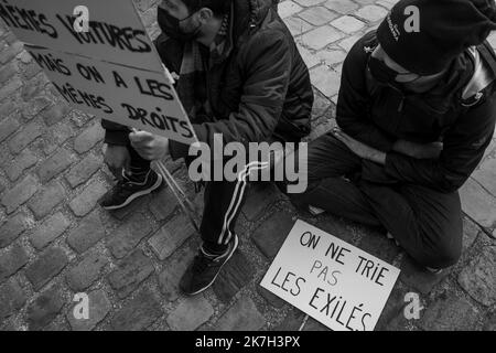 ©Michael Bunel / le Pictorium/MAXPPP - pantin 03/04/2022 Michael Bunel / le Pictorium - 03/04/2022 - Ile-de-France / France / pantin - manifestation de soutien aux exilees. Deux exiles assis avec leurs pancartes ou l'est ecrit : on ne tri pas les exiles le collectif Pantin Solidaire a appele plusieurs autres collectifs, organisations, ONG a manifester aujourd'hui dans les rues de pantin, pour un accueil inconditionnel et egal de toutes les personnes exilees. Alors que le gouvernement Francais apporte son soutien aux exiles ukrainiens arriva in Francia, plusieurs voies s'elevent pour denoncer Foto Stock