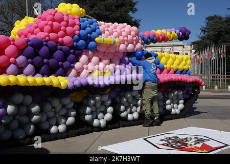 ©Francois Glories/MAXPPP - 05/04/2022 handicap International crea un carro armato a Ginevra, in Svizzera. In occasione di un nuovo ciclo di negoziati, Che si svolgerà dal 6 al 8 aprile presso le Nazioni Unite a Ginevra, handicap International sta installando un serbatoio a grandezza naturale realizzato interamente in palloncini di lattice biodegradabili di fronte alle Nazioni Unite, accanto alla sedia rotta. 50 milioni di persone sono colpite da conflitti nelle aree urbane e attualmente in Ucraina. Svizzera, Ginevra. Aprile, 05 2022. Foto Stock