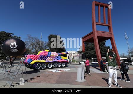 ©Francois Glories/MAXPPP - 05/04/2022 handicap International crea un carro armato a Ginevra, in Svizzera. In occasione di un nuovo ciclo di negoziati, Che si svolgerà dal 6 al 8 aprile presso le Nazioni Unite a Ginevra, handicap International sta installando un serbatoio a grandezza naturale realizzato interamente in palloncini di lattice biodegradabili di fronte alle Nazioni Unite, accanto alla sedia rotta. 50 milioni di persone sono colpite da conflitti nelle aree urbane e attualmente in Ucraina. Svizzera, Ginevra. Aprile, 05 2022. Foto Stock