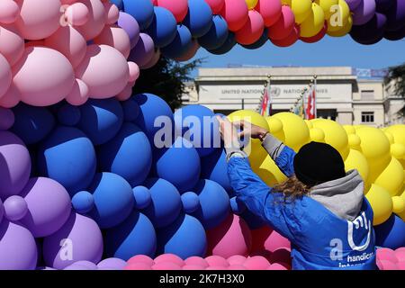 ©Francois Glories/MAXPPP - 05/04/2022 handicap International crea un carro armato a Ginevra, in Svizzera. In occasione di un nuovo ciclo di negoziati, Che si svolgerà dal 6 al 8 aprile presso le Nazioni Unite a Ginevra, handicap International sta installando un serbatoio a grandezza naturale realizzato interamente in palloncini di lattice biodegradabili di fronte alle Nazioni Unite, accanto alla sedia rotta. 50 milioni di persone sono colpite da conflitti nelle aree urbane e attualmente in Ucraina. Svizzera, Ginevra. Aprile, 05 2022. Foto Stock