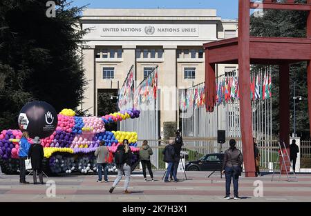 ©Francois Glories/MAXPPP - 05/04/2022 handicap International crea un carro armato a Ginevra, in Svizzera. In occasione di un nuovo ciclo di negoziati, Che si svolgerà dal 6 al 8 aprile presso le Nazioni Unite a Ginevra, handicap International sta installando un serbatoio a grandezza naturale realizzato interamente in palloncini di lattice biodegradabili di fronte alle Nazioni Unite, accanto alla sedia rotta. 50 milioni di persone sono colpite da conflitti nelle aree urbane e attualmente in Ucraina. Svizzera, Ginevra. Aprile, 05 2022. Foto Stock