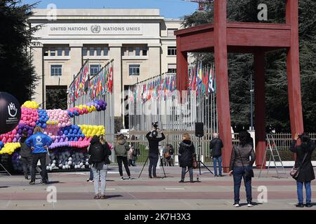 ©Francois Glories/MAXPPP - 05/04/2022 handicap International crea un carro armato a Ginevra, in Svizzera. In occasione di un nuovo ciclo di negoziati, Che si svolgerà dal 6 al 8 aprile presso le Nazioni Unite a Ginevra, handicap International sta installando un serbatoio a grandezza naturale realizzato interamente in palloncini di lattice biodegradabili di fronte alle Nazioni Unite, accanto alla sedia rotta. 50 milioni di persone sono colpite da conflitti nelle aree urbane e attualmente in Ucraina. Svizzera, Ginevra. Aprile, 05 2022. Foto Stock