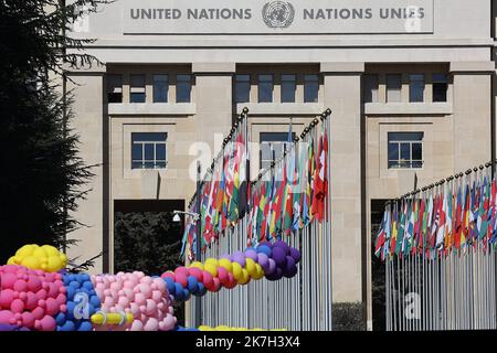 ©Francois Glories/MAXPPP - 05/04/2022 handicap International crea un carro armato a Ginevra, in Svizzera. In occasione di un nuovo ciclo di negoziati, Che si svolgerà dal 6 al 8 aprile presso le Nazioni Unite a Ginevra, handicap International sta installando un serbatoio a grandezza naturale realizzato interamente in palloncini di lattice biodegradabili di fronte alle Nazioni Unite, accanto alla sedia rotta. 50 milioni di persone sono colpite da conflitti nelle aree urbane e attualmente in Ucraina. Svizzera, Ginevra. Aprile, 05 2022. Foto Stock