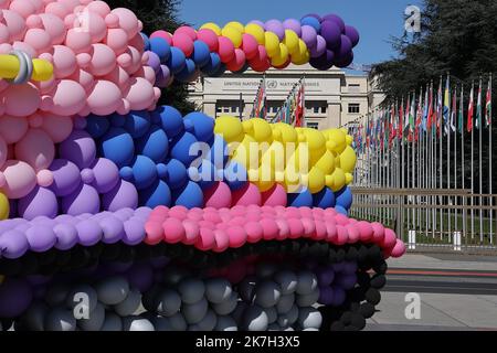 ©Francois Glories/MAXPPP - 05/04/2022 handicap International crea un carro armato a Ginevra, in Svizzera. In occasione di un nuovo ciclo di negoziati, Che si svolgerà dal 6 al 8 aprile presso le Nazioni Unite a Ginevra, handicap International sta installando un serbatoio a grandezza naturale realizzato interamente in palloncini di lattice biodegradabili di fronte alle Nazioni Unite, accanto alla sedia rotta. 50 milioni di persone sono colpite da conflitti nelle aree urbane e attualmente in Ucraina. Svizzera, Ginevra. Aprile, 05 2022. Foto Stock