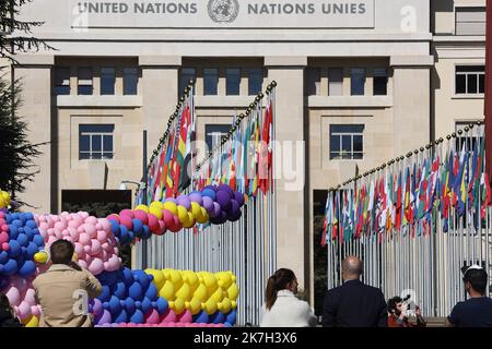 ©Francois Glories/MAXPPP - 05/04/2022 handicap International crea un carro armato a Ginevra, in Svizzera. In occasione di un nuovo ciclo di negoziati, Che si svolgerà dal 6 al 8 aprile presso le Nazioni Unite a Ginevra, handicap International sta installando un serbatoio a grandezza naturale realizzato interamente in palloncini di lattice biodegradabili di fronte alle Nazioni Unite, accanto alla sedia rotta. 50 milioni di persone sono colpite da conflitti nelle aree urbane e attualmente in Ucraina. Svizzera, Ginevra. Aprile, 05 2022. Foto Stock