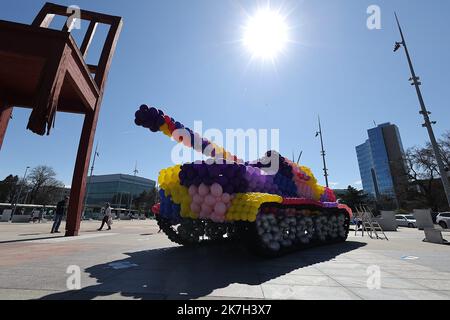 ©Francois Glories/MAXPPP - 05/04/2022 handicap International crea un carro armato a Ginevra, in Svizzera. In occasione di un nuovo ciclo di negoziati, Che si svolgerà dal 6 al 8 aprile presso le Nazioni Unite a Ginevra, handicap International sta installando un serbatoio a grandezza naturale realizzato interamente in palloncini di lattice biodegradabili di fronte alle Nazioni Unite, accanto alla sedia rotta. 50 milioni di persone sono colpite da conflitti nelle aree urbane e attualmente in Ucraina. Svizzera, Ginevra. Aprile, 05 2022. Foto Stock